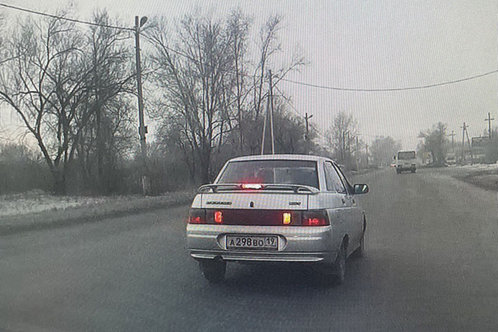 Автоледи засняла молодого хама на дороге 