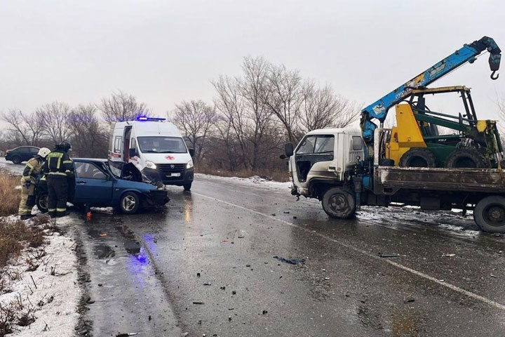 В Тепличном водителю «девятки» дорого обошелся выезд на встречку 