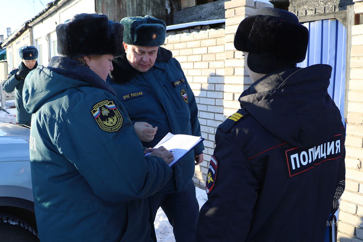 В Черногорске в неблагополучных семьях проверили пожарные извещатели 