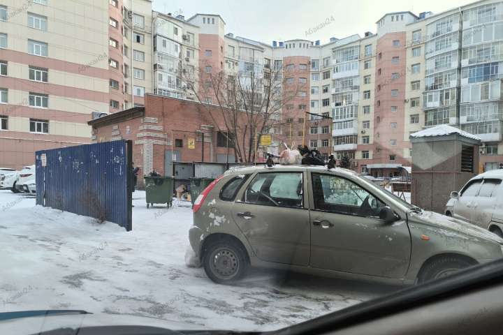 Жители Абакана сложили мусор на автомобиль, который мешал проехать к площадке ТКО