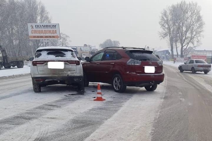 В Абакане по Итыгина автоледи на «Лексусе» не уступила дорогу другой автоледи