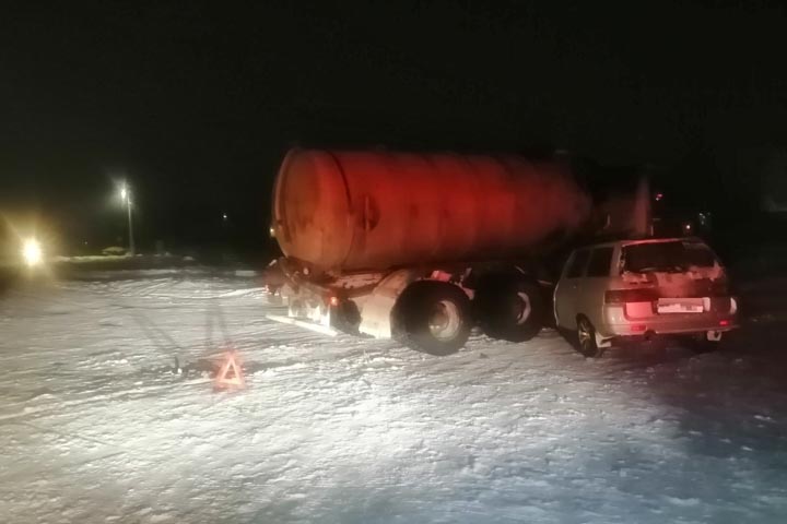 В Усть-Абакане злостный нарушитель ПДД на ЗИЛе устроил аварию 