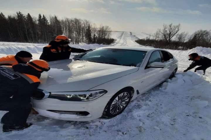 Спасатели помогли пассажирам автомобиля, вылетевшего с дороги