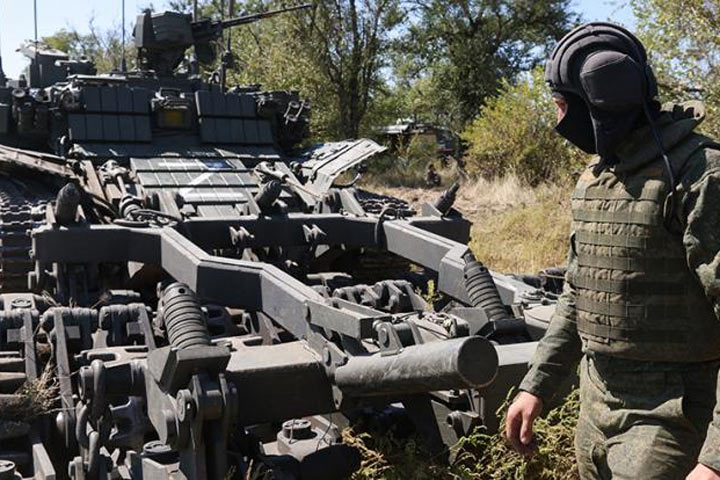 Суровый челябинский бульдозер не боится минных полей