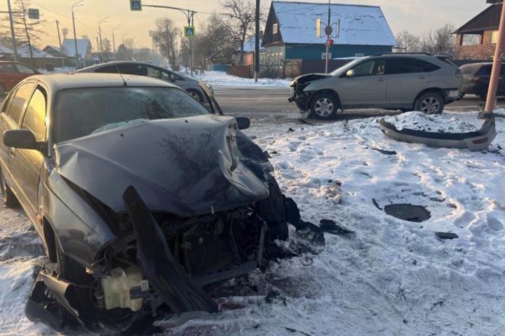 В Абакане по Кирова - Жукова Lexus не уступил дорогу Toyota Avensis