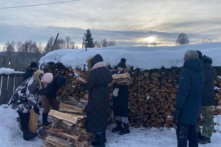 «Культ труда» в действии: школьники пришли на помощь супружеской паре