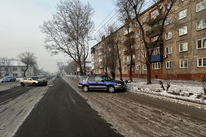 Водители пострадали при столкновении иномарок в Абакане