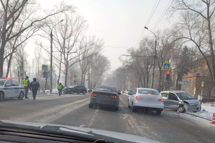 В Абакане столкнулись иномарки