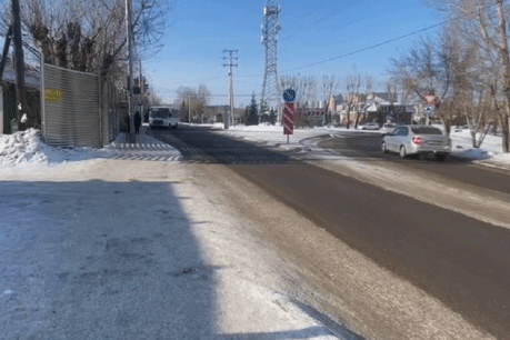 Школьник забежал под машину, выскочив на дорогу из-за автобуса