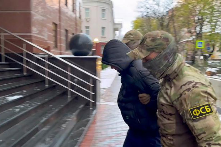 «А слабо тебе Россию предать, не мужик, что ли»?