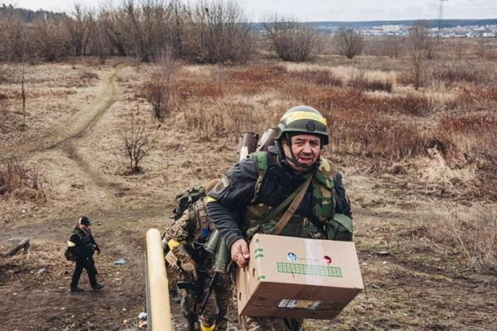 Умрите, но фронт держите: Сырский бросает на «передок» девичью «Белоснежку» и отловленных в штабах и обозах «тыловых крыс»