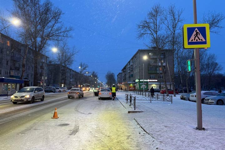 В Абакане школьница переходила дорогу по правилам, но это ее не спасло от наезда