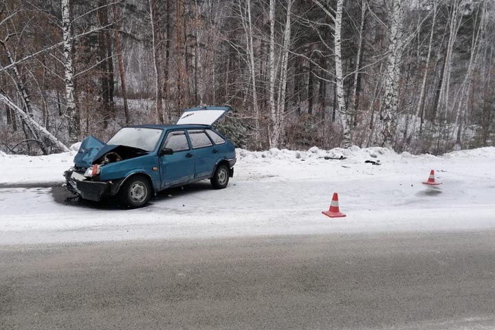 Возле Саяногорска автоледи на Nissan Primera устроила лобовое ДТП 