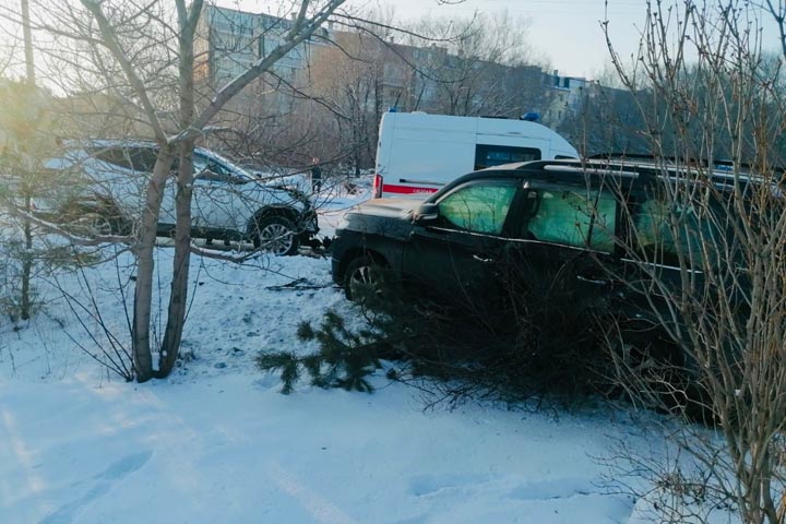 В Саяногорске момент столкновения Hyundai Santafe и Toyota Land Cruiser попал на видео