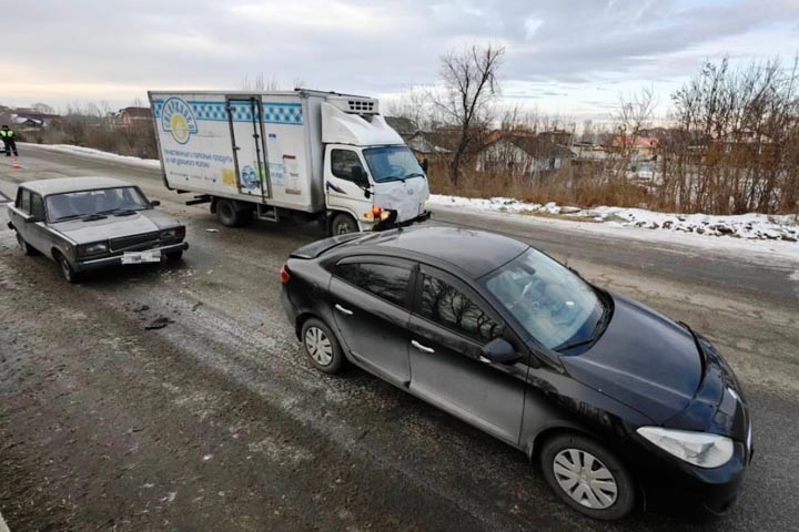 В Абакане по Серебристой улице ВАЗ догнал Hyundai Mighty