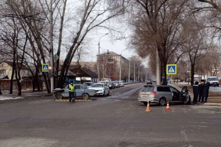 В Абакане на перекрестке столкнулись два автомобиля