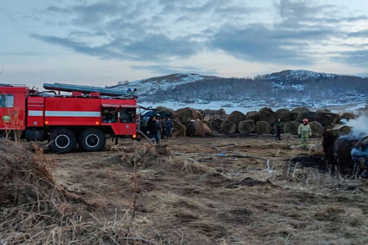 В Хакасии из-за детской шалости сгорело 50 тонн сена