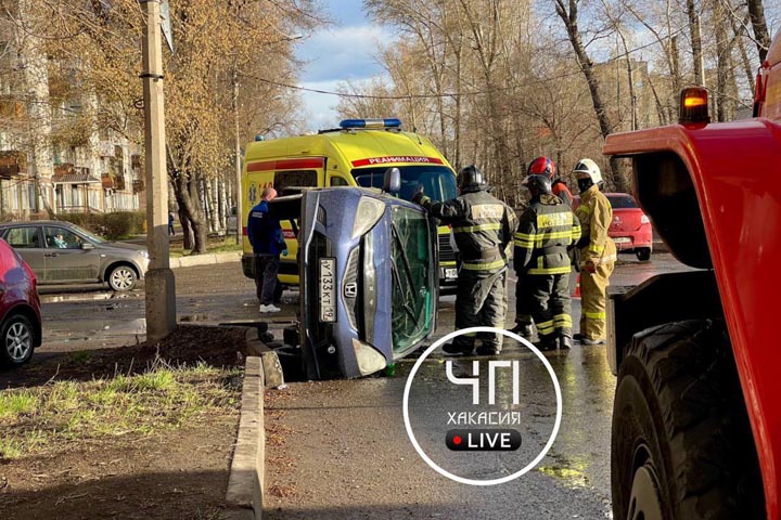 В Абакане иномарка перевернулась, попав колесом в люк - ВИДЕО