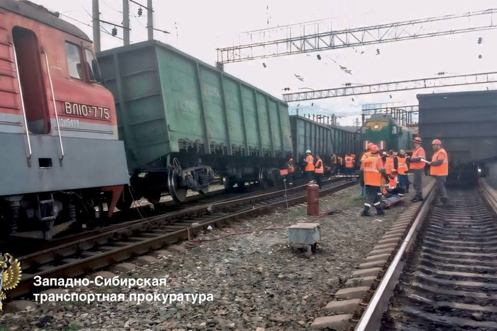  Локомотив сошел с пути на станции Междуреченск