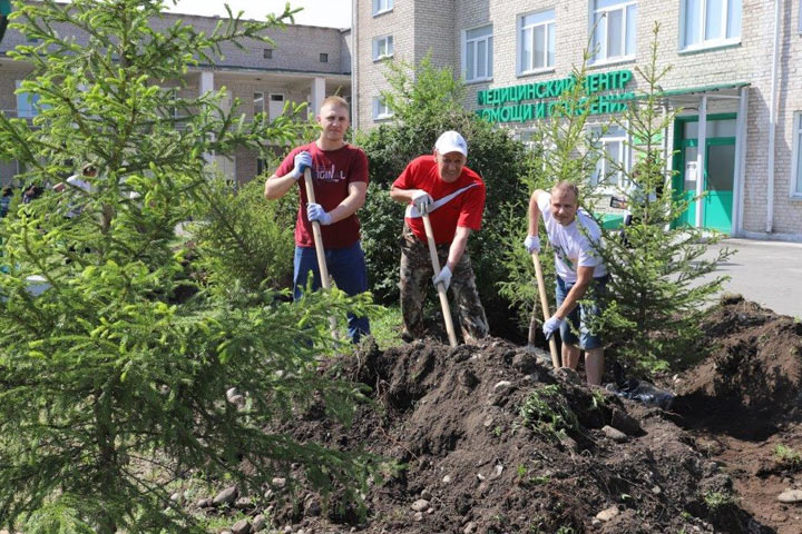 В Саяногорске металлурги озеленяют территории объектов, построенных при поддержке РУСАЛа