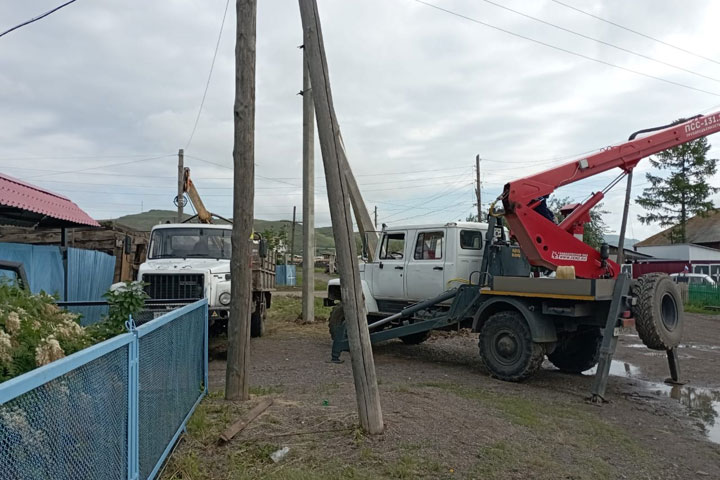 В Копьево энергетики продолжают устранять последствия урагана