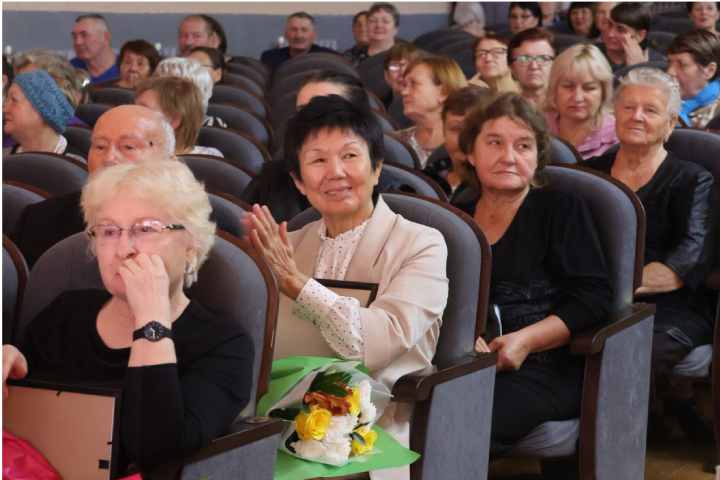 В Белом Яре концертом поздравили активистов серебряного возраста