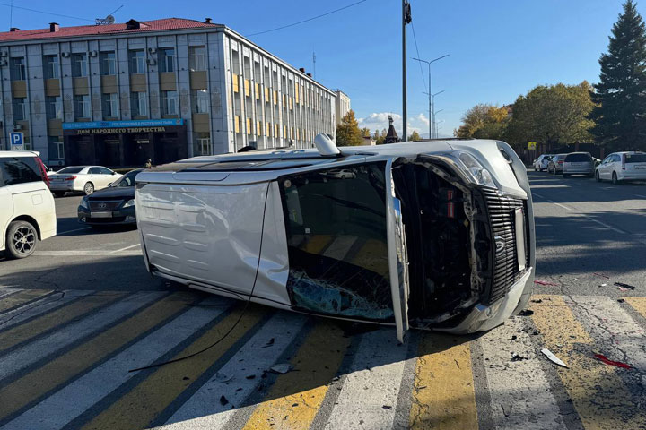 В ДТП на перекрестке перевернулся автомобиль