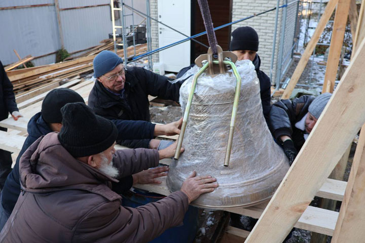 Для колокольни Храма иконы Божией Матери в Белом Яре доставили колокола