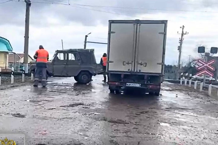 УАЗ на ж.д. путях столкнулся с маневровым тепловозом 