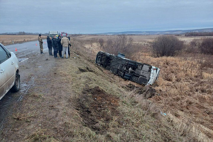 Автобус с 36-ю пассажирами съехал в кювет и опрокинулся