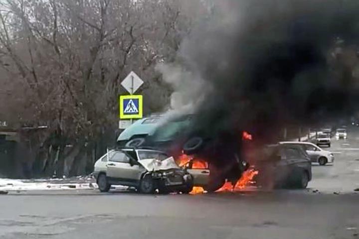 Три машины сгорели, столкнувшись на Кишиневской улице