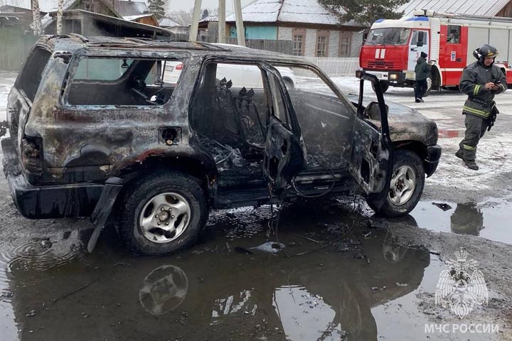 В Мохово горящая крыша дома обрушилась на хозяев, а в Абакане автомобиль сгорел на ходу