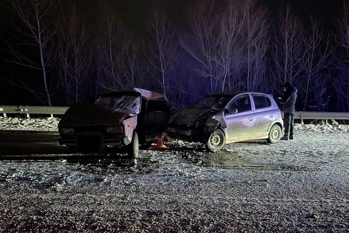 На трассе под Саяногорском в ДТП пострадали шесть человек