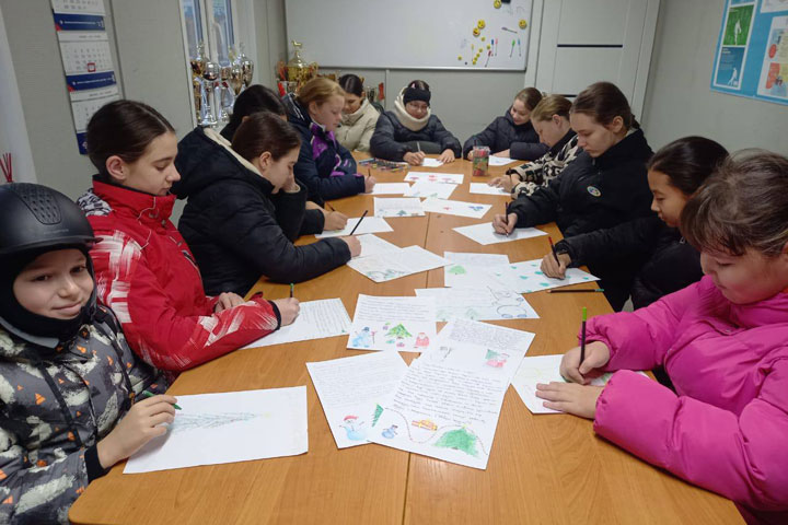 В Хакасии воспитанники конноспортивной школы написали письма поддержки добровольцам