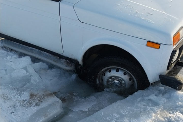 Автомобиль едва не ушел под лед вместе с водителем