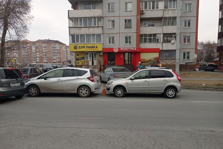 В Абакане по Ярыгина столкнулись три автомобиля 