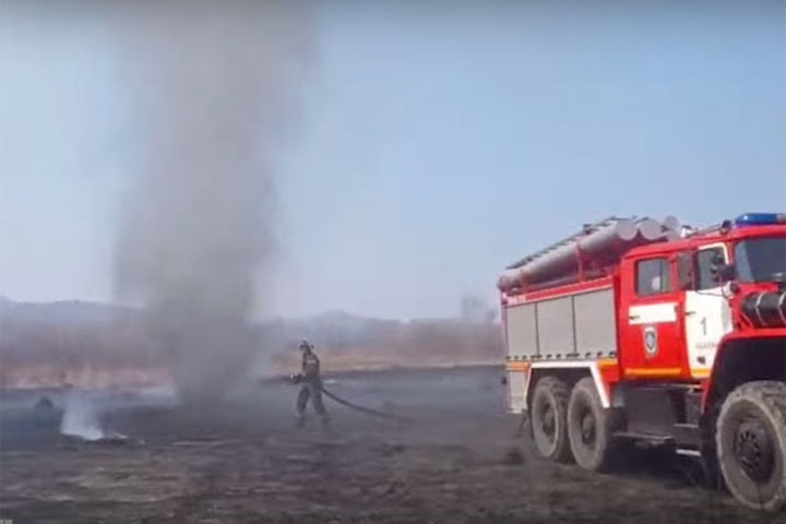 Возле Абакана во время тушения пала засняли на ВИДЕО огненный смерч 