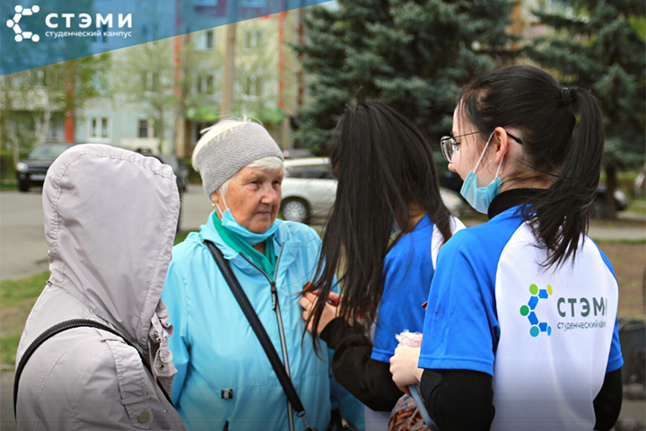 Студенты СТЭМИ вручают символы Победы