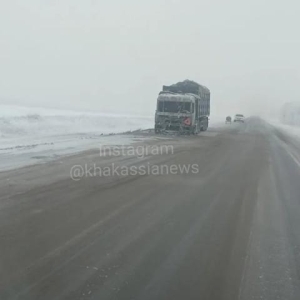 На трассе в Хакасии сгорел большегруз