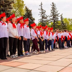 Школьников из Хакасии приняли в пионеры на Первомайской площади