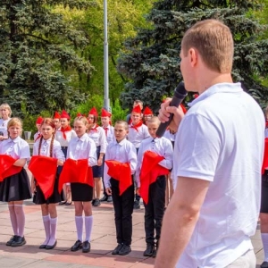 Школьников из Хакасии приняли в пионеры на Первомайской площади