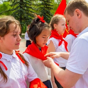 Школьников из Хакасии приняли в пионеры на Первомайской площади