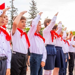 Школьников из Хакасии приняли в пионеры на Первомайской площади