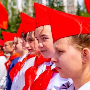 Школьников из Хакасии приняли в пионеры на Первомайской площади