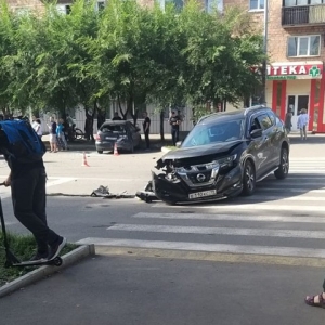 Камера видеонаблюдения сняла момент ДТП с бешеным такси в Абакане