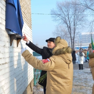 В школе №9 Абакана установили мемориальную доску Егору Кадочникову, погибшему в ходе СВО 