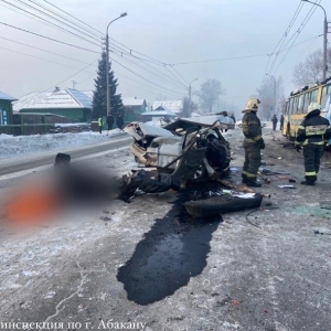 Подробности жуткой аварии по Аскизской: авто с 28-летней женщиной занесло на встречку