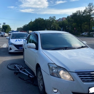 В Абакане неспешившийся велосипедист-пятиклассник попал под автомобиль 