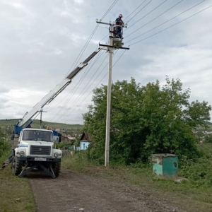 В Копьево энергетики продолжают устранять последствия урагана