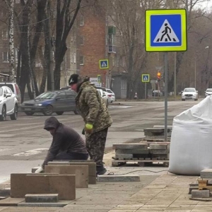 В парке Победы Абакана рабочие МЖФ установили 75 новых фонарей